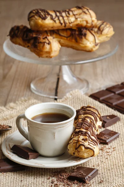 Tasse de café et éclairs — Photo