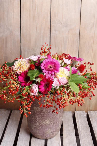 Bouquet di fiori di gerbera e dalia — Foto Stock