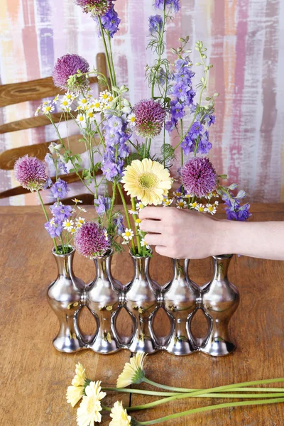 Hur man gör blomsterarrangemang i silver vas — Stockfoto