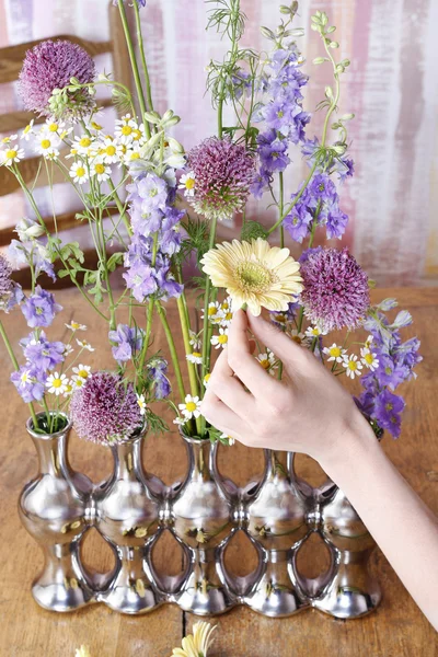 Comment faire un arrangement floral dans un vase en argent — Photo
