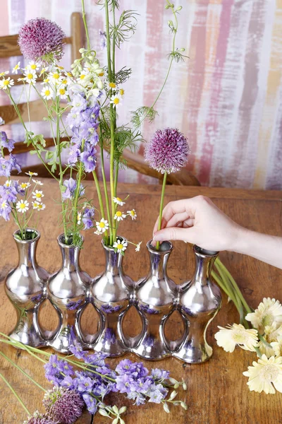 How to make floral arrangement in silver vase — Stock Photo, Image