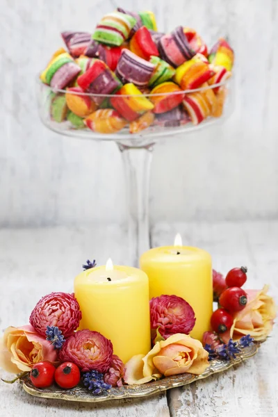 花丛-餐桌装饰蜡烛 — 图库照片