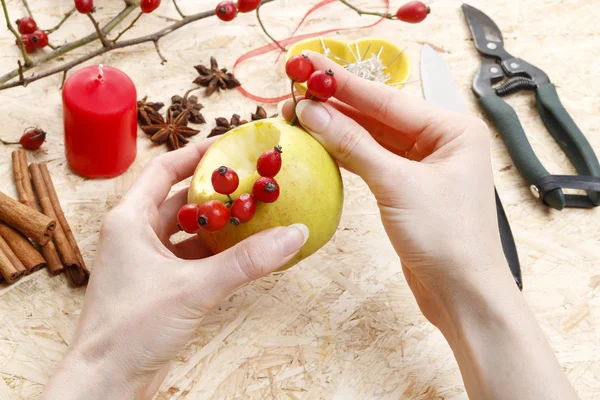 Cómo hacer candelabros de manzana para Navidad. — Foto de Stock