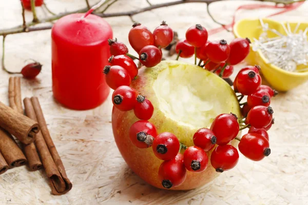 How to make apple candle holders for christmas — Stock Photo, Image