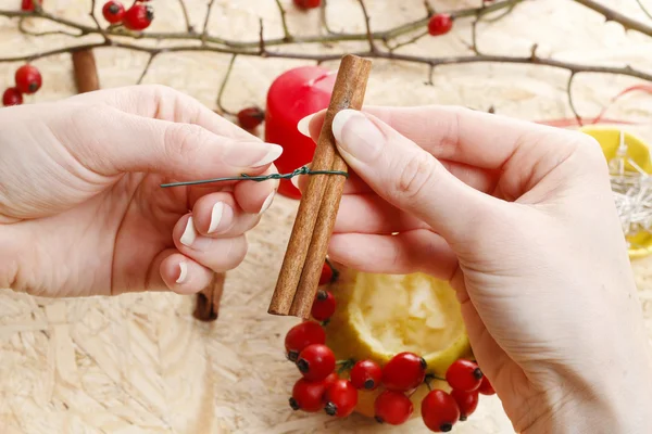 How to make apple candle holders for christmas — Stock Photo, Image