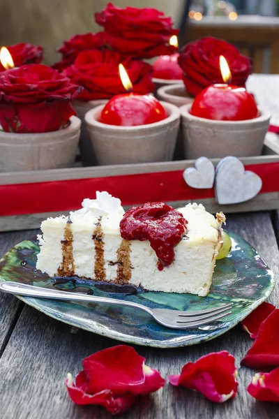 Gâteau au fromage et décoration rouge romantique pour la Saint Valentin — Photo