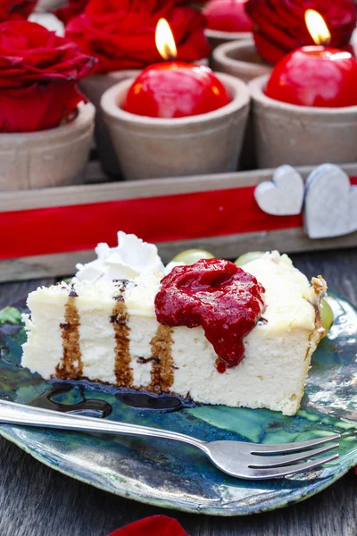 Gâteau au fromage et décoration rouge romantique pour la Saint Valentin — Photo