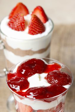 Cam kadeh içinde çilek ve müsli tatlı katman