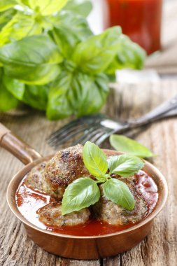 Domates soslu köfte.