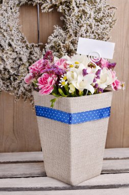 Karanfil ve Frezya çiçek buketi