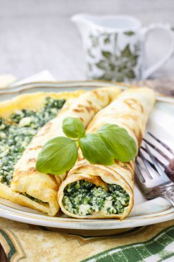 Akdeniz mutfağı: krep ıspanak ve peynir ile doldurulmuş