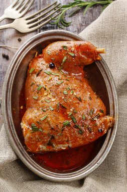 Tavşan eti otlar ile