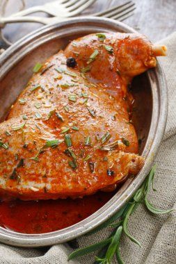 Tavşan eti otlar ile