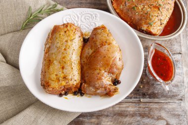 Tavşan eti otlar ile