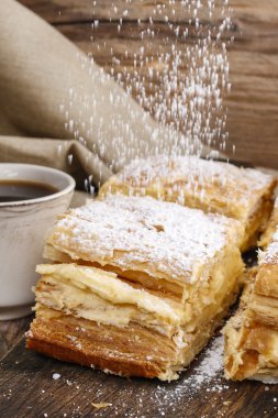 Kremalı pasta puf böreği, dolu iki kat yapılan şanti
