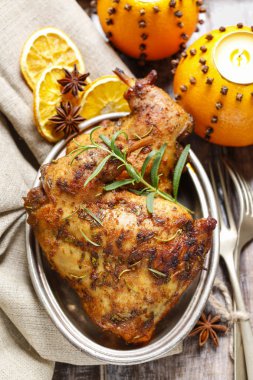 otlar ile kavrulmuş tavşan