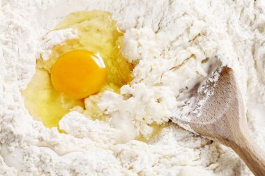 Un içine ekmek hamur yapmak için yumurta kırma
