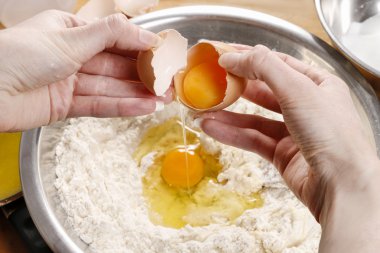 Un içine ekmek hamur yapmak için yumurta kırma