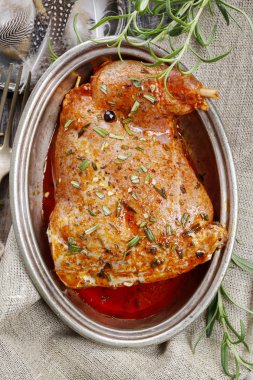 Tavşan eti otlar ile