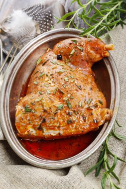 Tavşan eti otlar ile