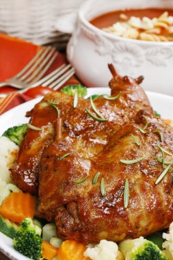 Sebze ile kavrulmuş tavşan