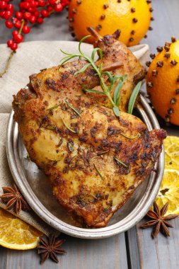 otlar ile kavrulmuş tavşan