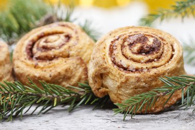 Noel ayarında tarçın rulo