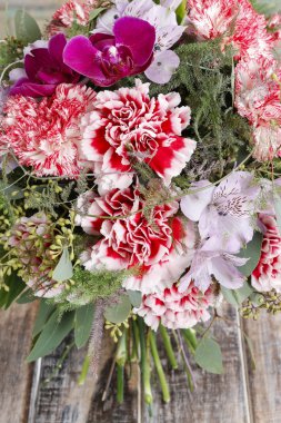 Kırmızı karanfil ve mor orkide çiçekler buket