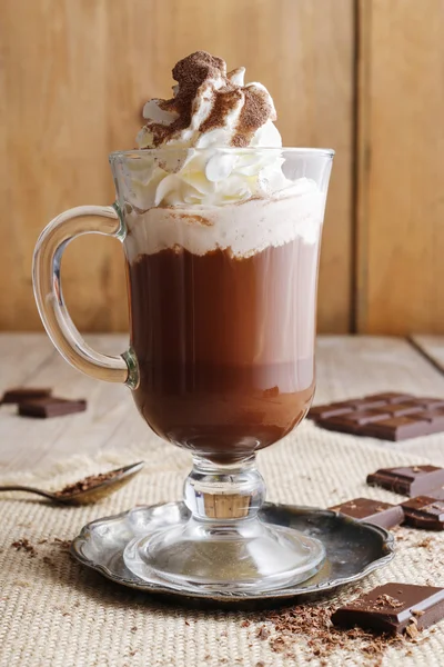 Caffè irlandese su tavolo di legno — Foto Stock