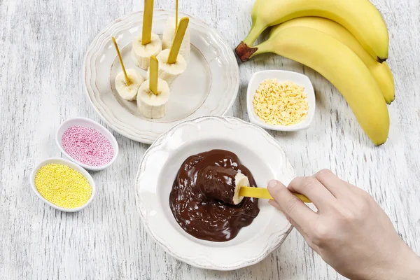 How to make chocolate dipped bananas - step by step, tutorial — Stock Photo, Image