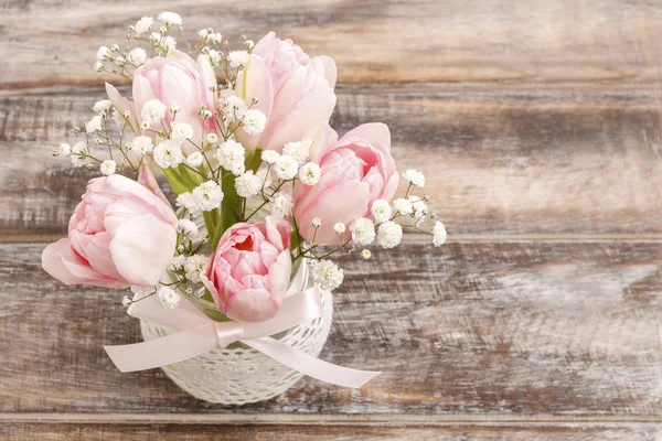 Romantisch boeket van roze tulpen en gypsophilia vernisboom — Stockfoto