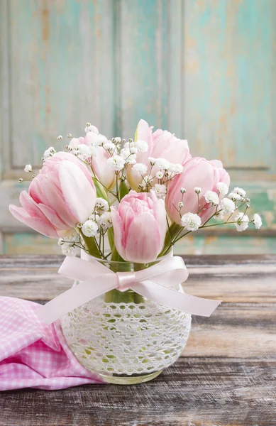 Bukiet romantyczny różowy tulipany i gypsophilia paniculata — Zdjęcie stockowe