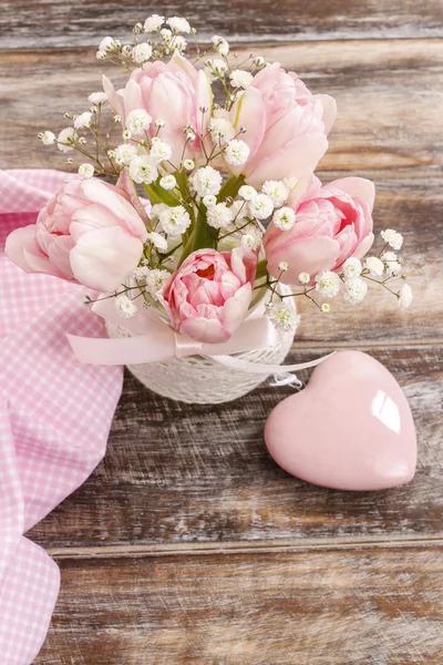 Romantisch boeket van roze tulpen en gypsophilia vernisboom — Stockfoto