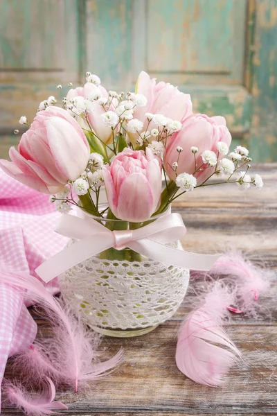 Ramo romántico de tulipanes rosados y gypsophilia paniculata — Foto de Stock