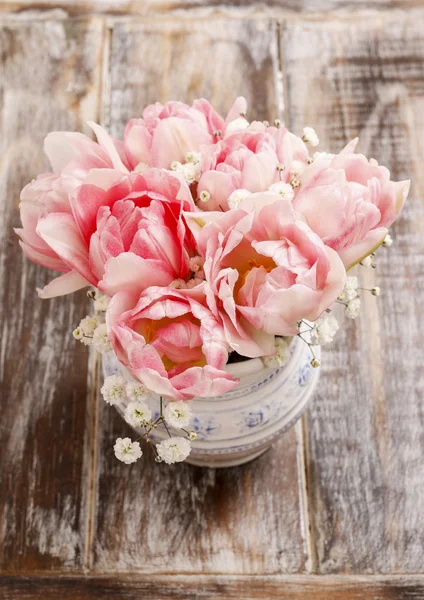 Romantic bouquet of pink tulips and gypsophilia paniculata — Stock Photo, Image