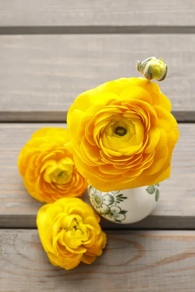 Decoración floral de flores de buttercup persas amarillas (ranunculu — Foto de Stock