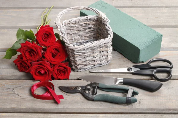 Wie man Strauß Rosen in Weidenkorb Anleitung machen — Stockfoto