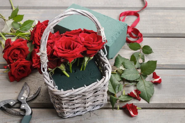 Hoe maak je boeket rozen in rieten mand tutorial — Stockfoto