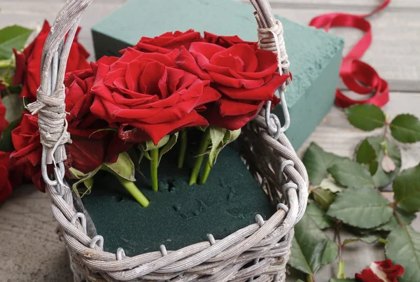Как сделать букет роз в плетеной корзине учебник — стоковое фото