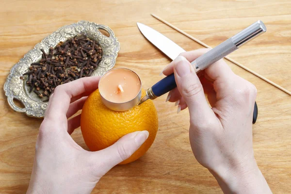 Hur man gör orange pomander boll med ljus - handledning — Stockfoto