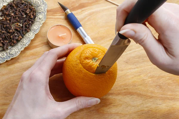 Hur man gör orange pomander boll med ljus - handledning — Stockfoto