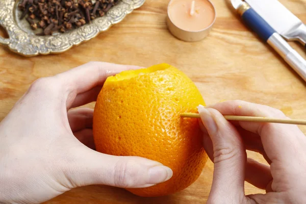 Hoe maak oranje pomander bal met kaars - tutorial — Stockfoto