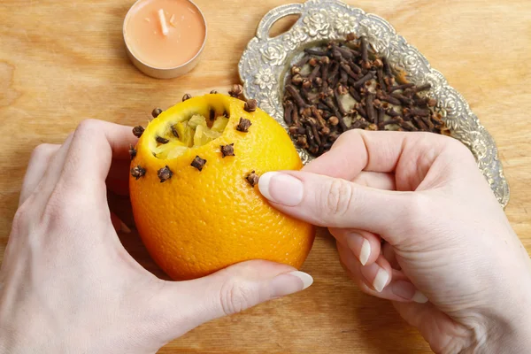 How to make orange pomander ball with candle - tutorial — Stock Photo, Image