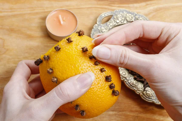 How to make orange pomander ball with candle - tutorial — Stock Photo, Image