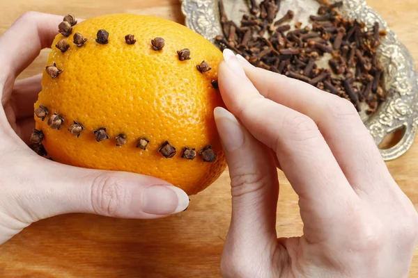 How to make orange pomander ball with candle - tutorial — Stock Photo, Image