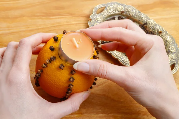 How to make orange pomander ball with candle - tutorial — Stock Photo, Image