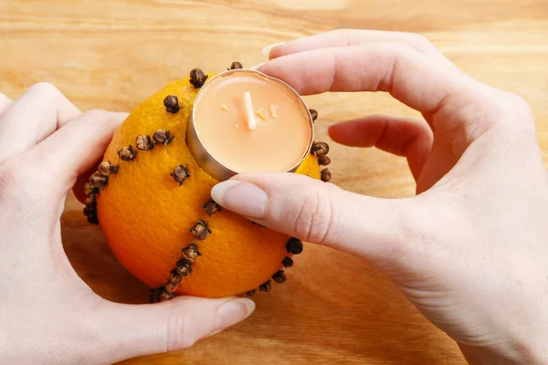 Wie man orange Pomanderkugel mit Kerze macht - Anleitung — Stockfoto