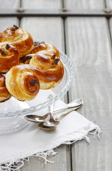 Traditional swedish buns on cake stand in christmas setting — Stock Photo, Image