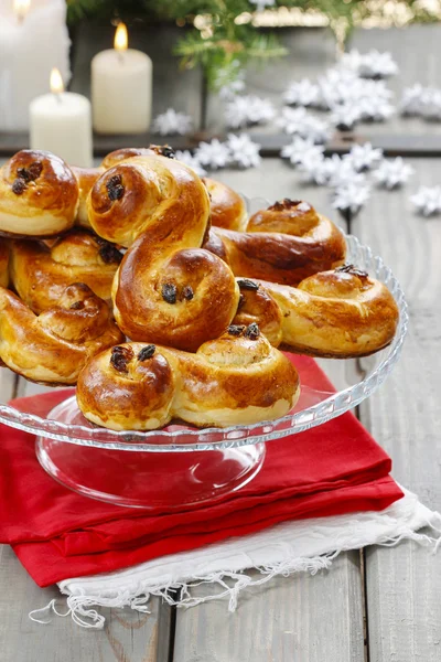Traditional swedish buns on cake stand in christmas setting — Stock Photo, Image