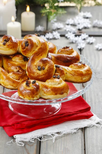 Bollos suecos tradicionales en el soporte de la torta en el ajuste de Navidad —  Fotos de Stock